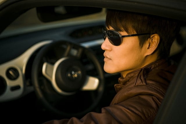Un homme en voiture.