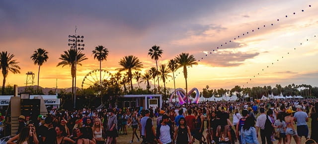 Vue d'ensemble du festival Coachella avec le coucher de soleil.