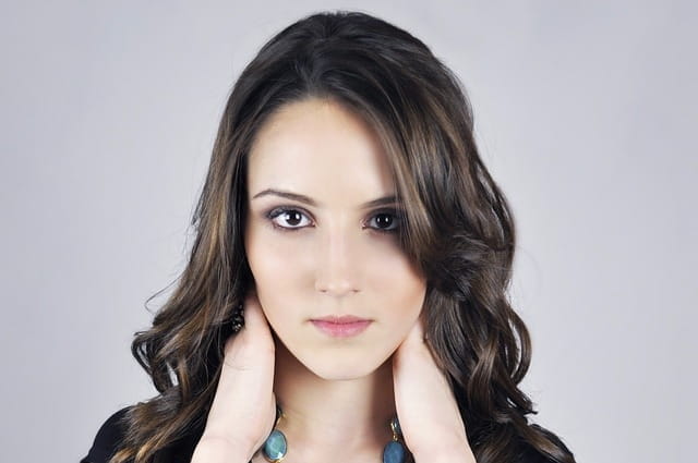 Femme aux cheveux longs, au visage clair et lisse.