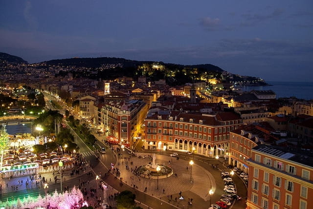 Vue en hauteur de la place Massena de Nice pendant les fêtes de Noël.