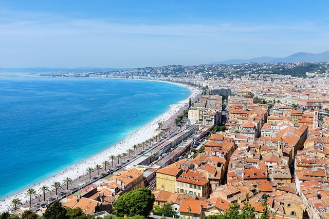 Vue du château sur la Promenade des Anglais.