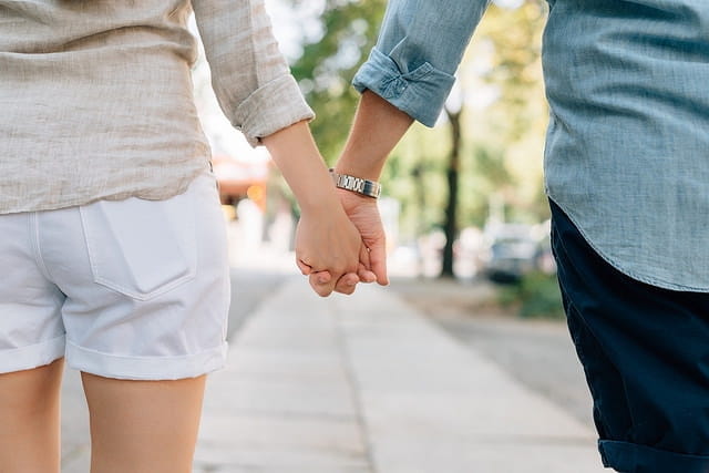 Un couple qui se tient par la main