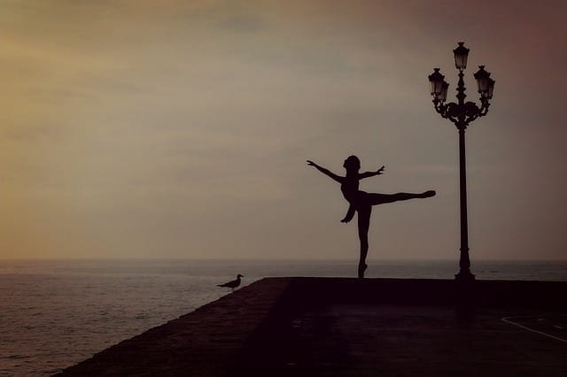 Danseuse à contre-jour au bord de l'eau à Nice.