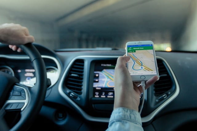 Smartphone indiquant un itinéraire au chauffeur VTC.