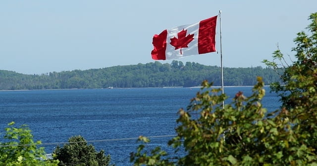 Drapeau canadien.