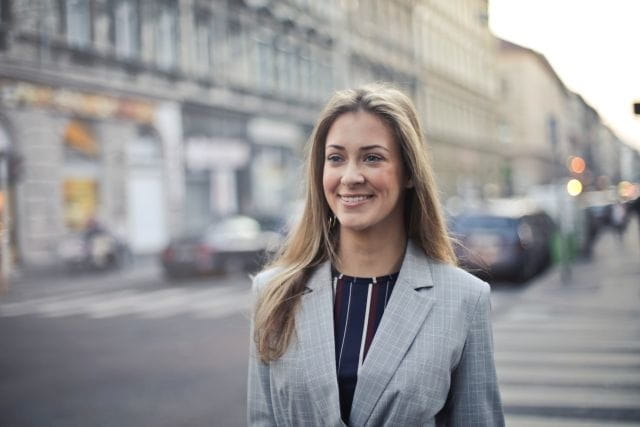 Femme souriante, portant une veste de tailleur après un relooking à Nice.