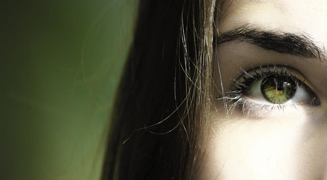 Œil d'une jeune femme pour parler de thérapie EMDR à Nice.