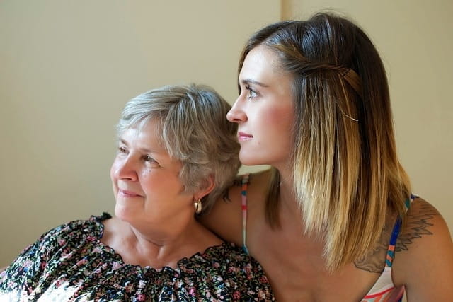 Mère et fille passant un moment ensemble