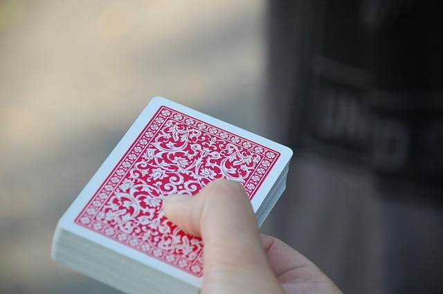 Un paquet de cartes à jouer.
