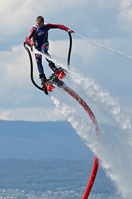 Un homme sur un flyboard.