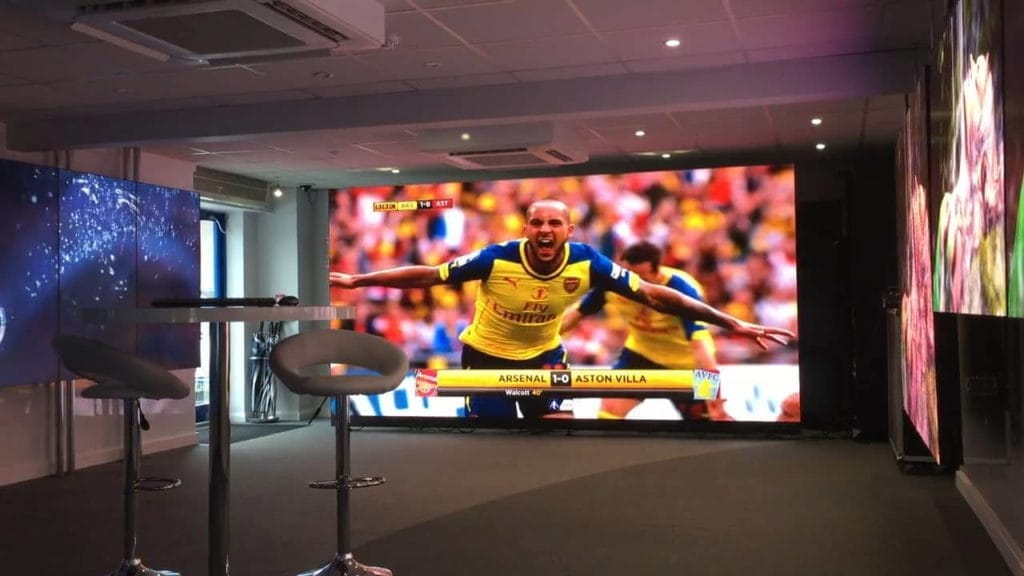 Photographie d'un match de football sur écran géant LED.