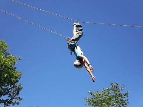 Enfant en train de s'amuser dans une colonie de vacances.