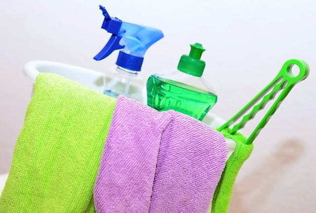 Produits ménagers utilisés par une entreprise de nettoyage.