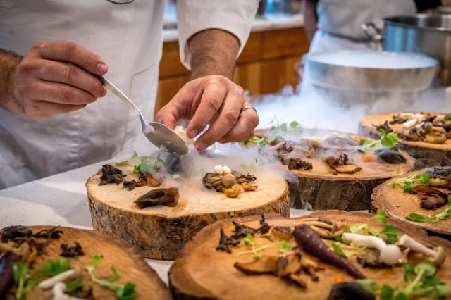 Préparation d'un plat gastronomique au salon de Monaco.