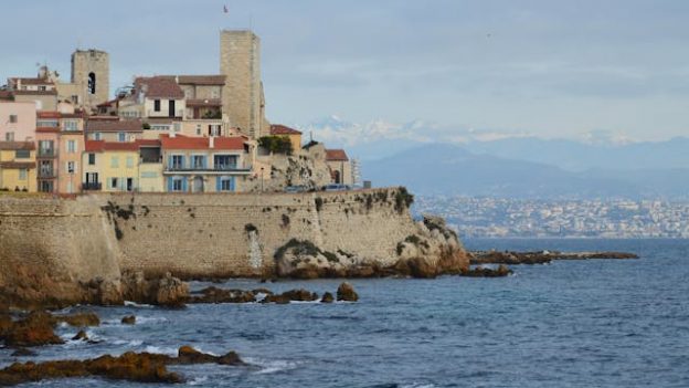 Liste des EHPAD privés à Antibes dans les Alpes-Maritimes.