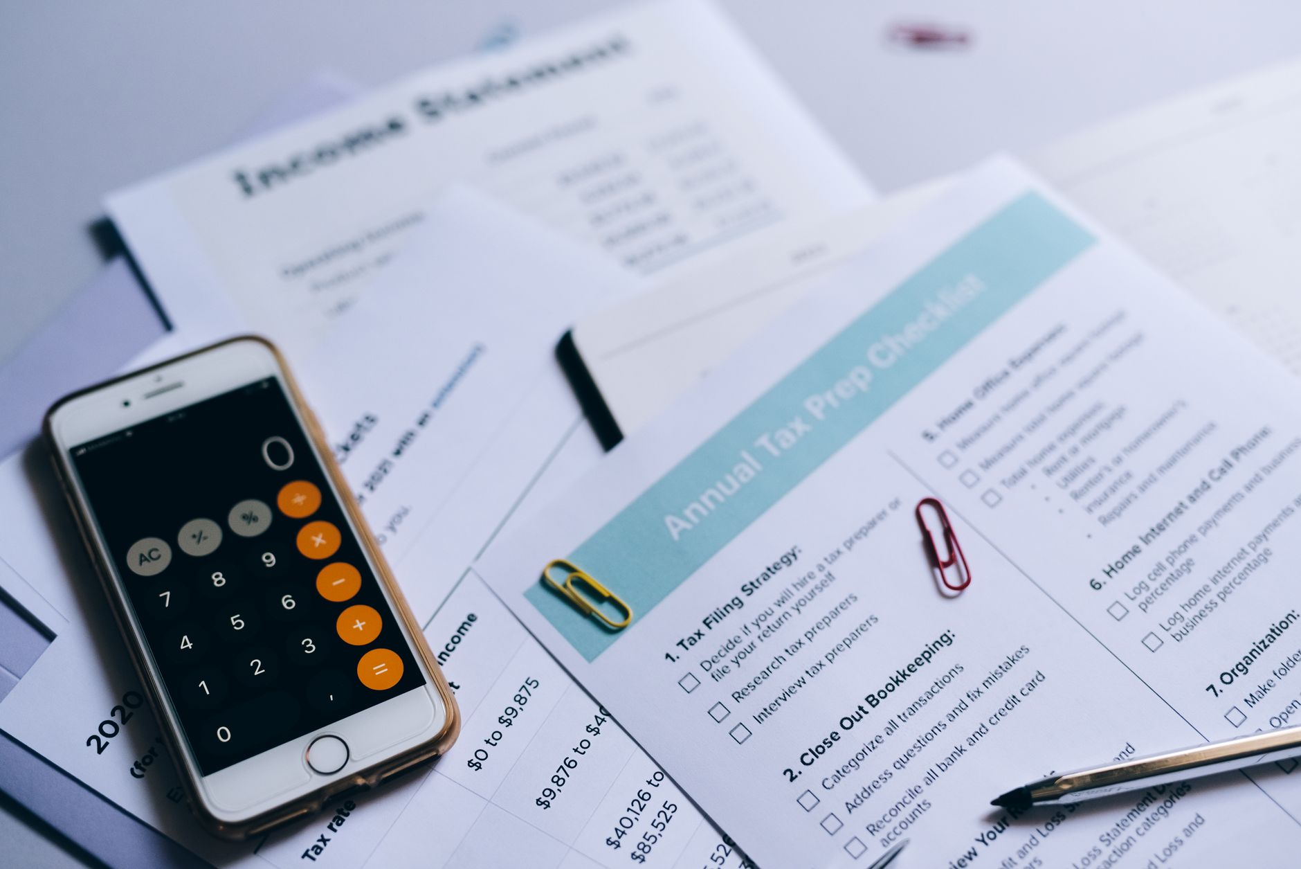 Documents fiscaux, calculatrice et formulaires sur un bureau