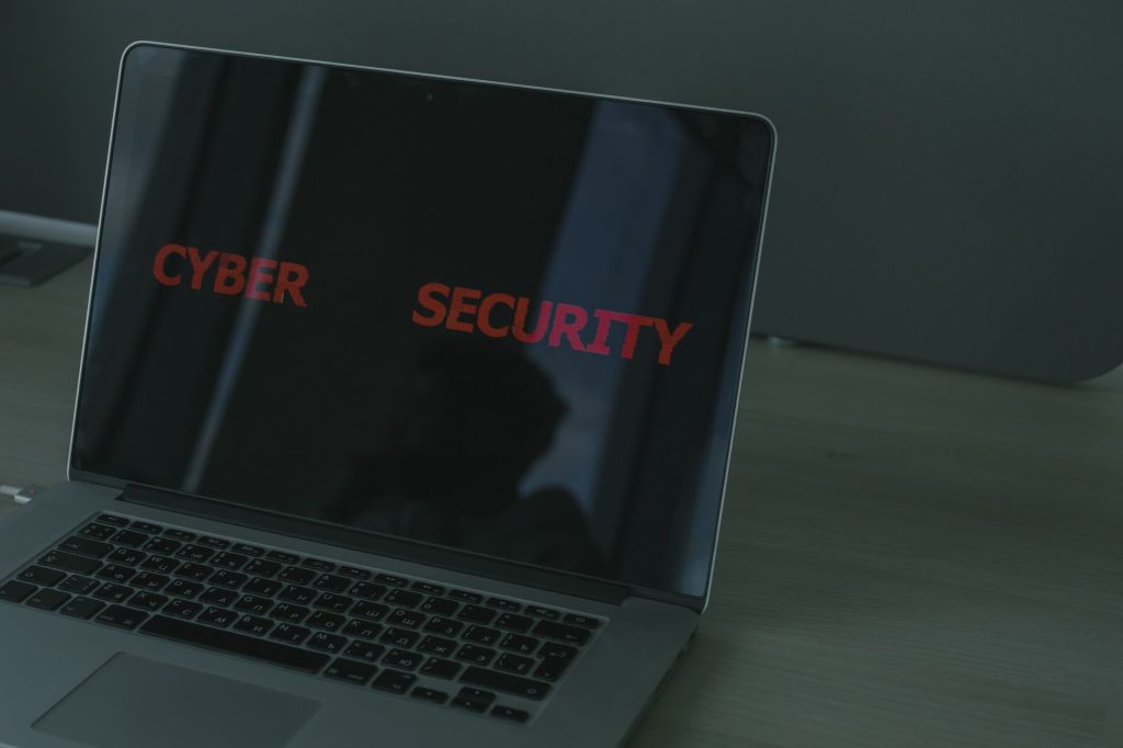 Ordinateur portable affichant un message de cybersecurite
