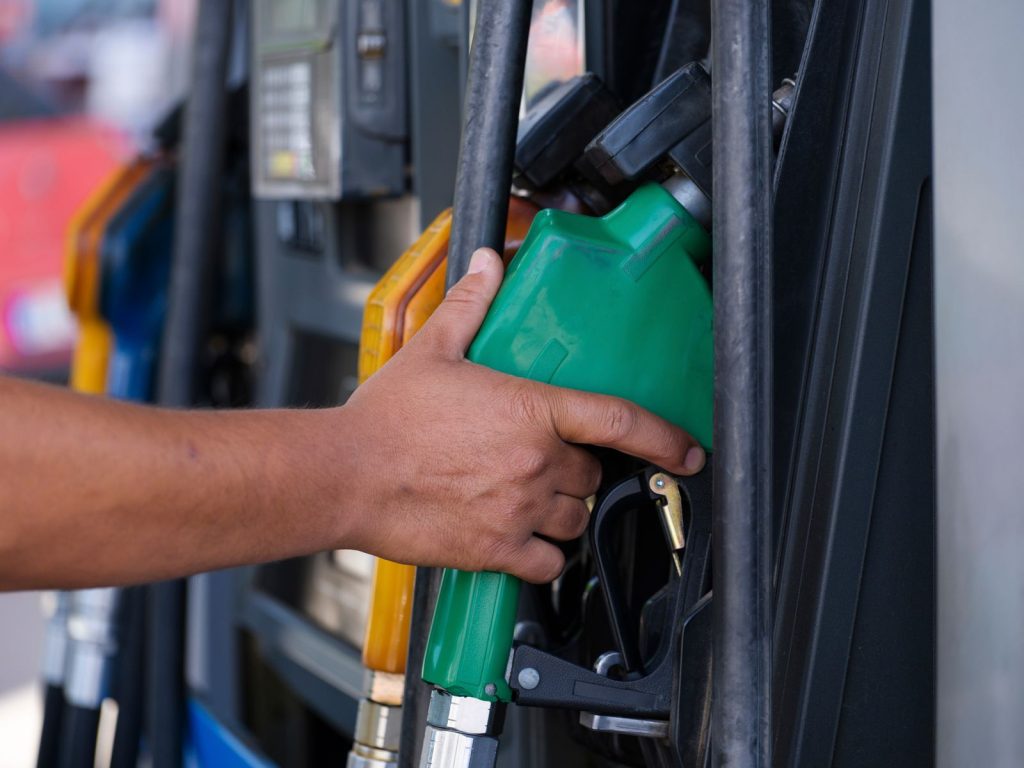 Pistolet de distribution de carburant dans une station-service