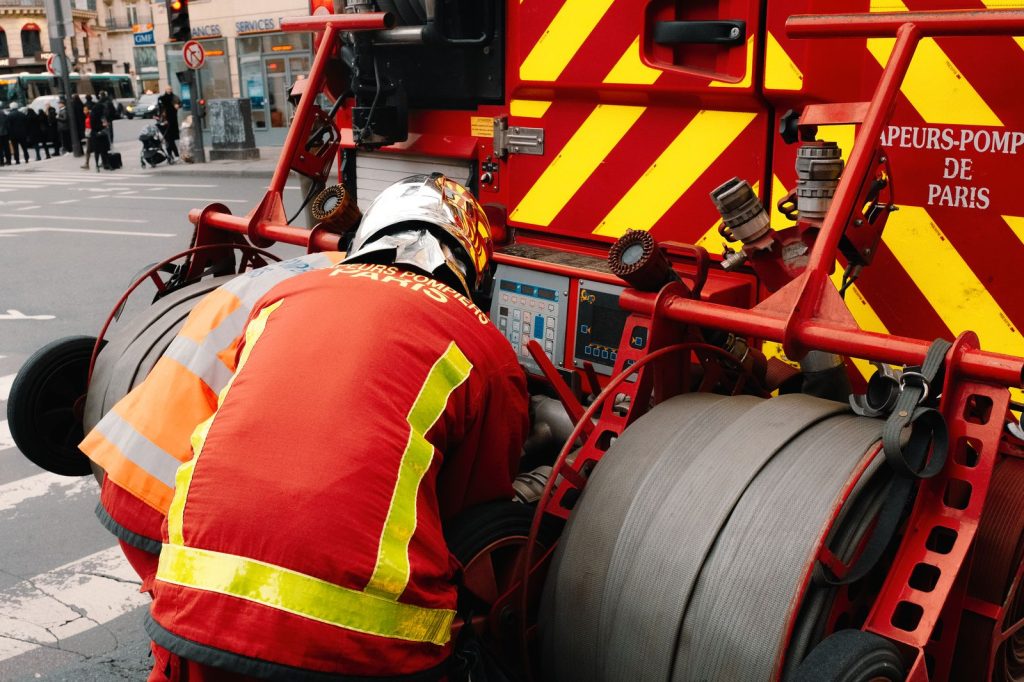 Sapeurs-pompiers en intervention auprès de leur engin dans une rue de Paris