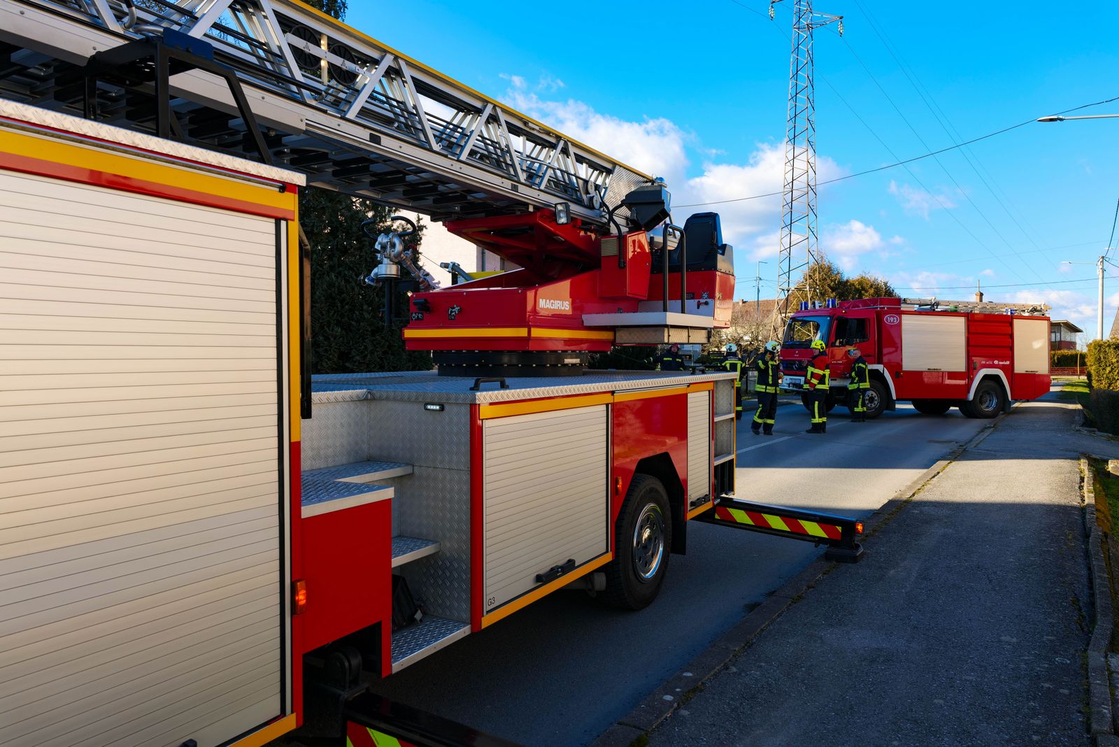Camions de pompiers déployés lors d'une intervention en milieu urbain