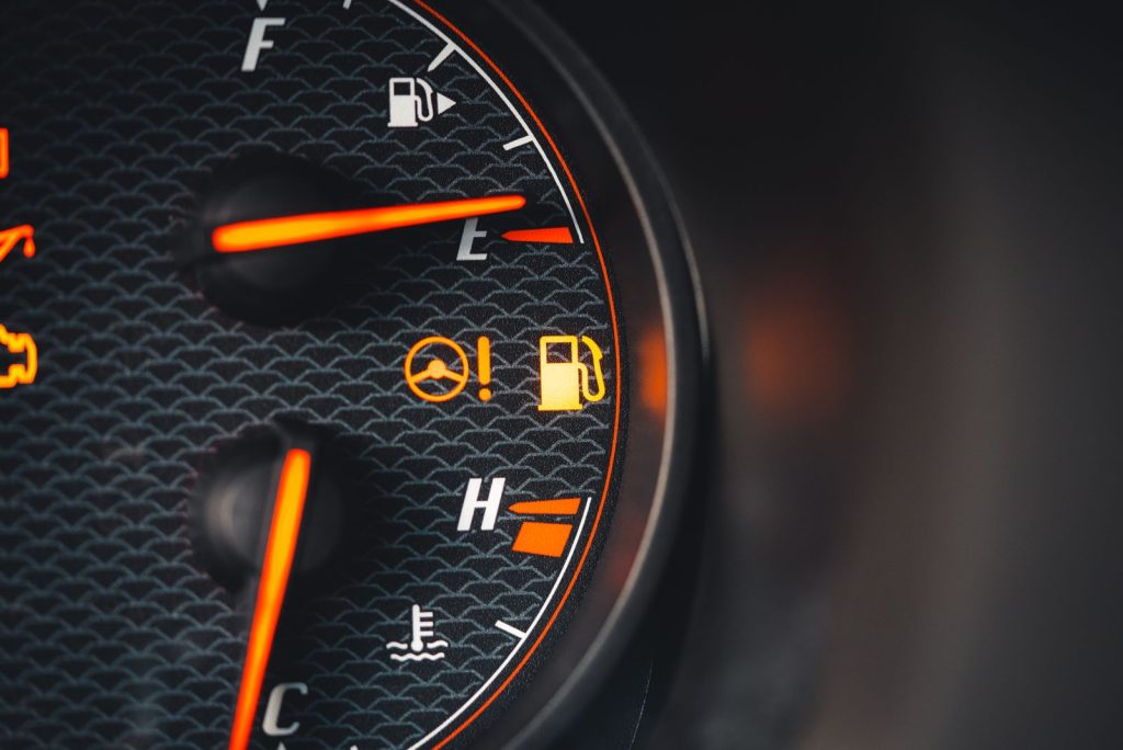 Jauge de carburant sur le tableau de bord d une voiture
