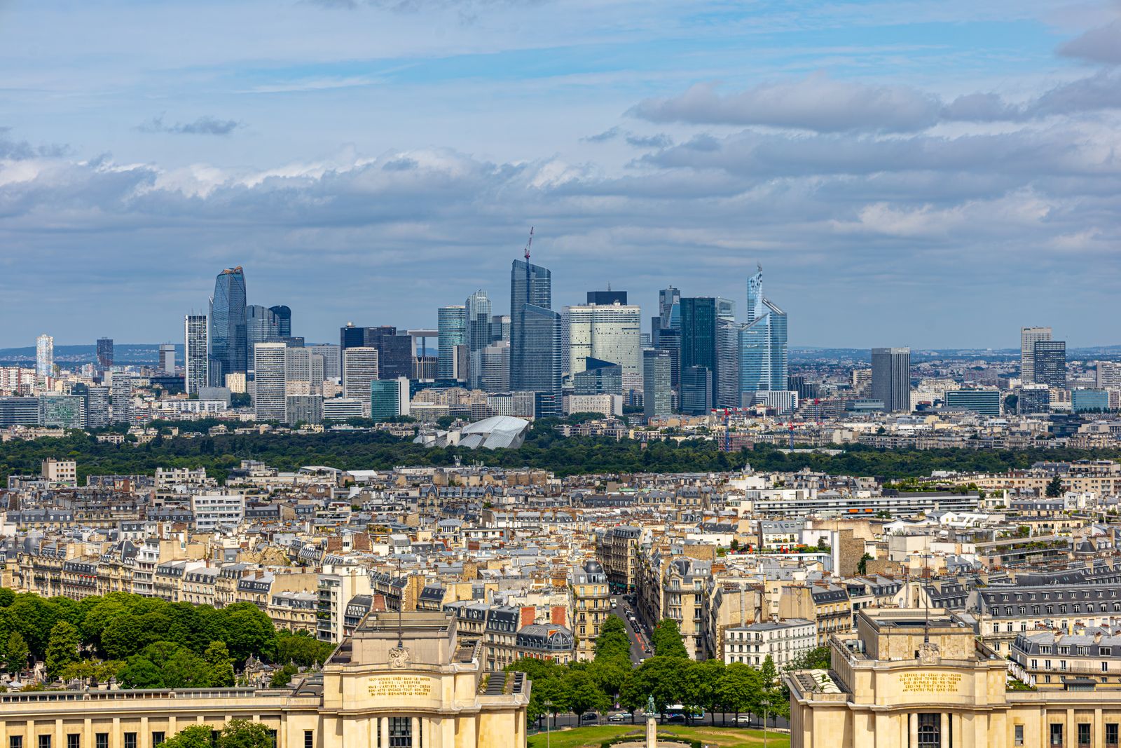 Vue aerienne du quartier d affaires de La Defense a Paris