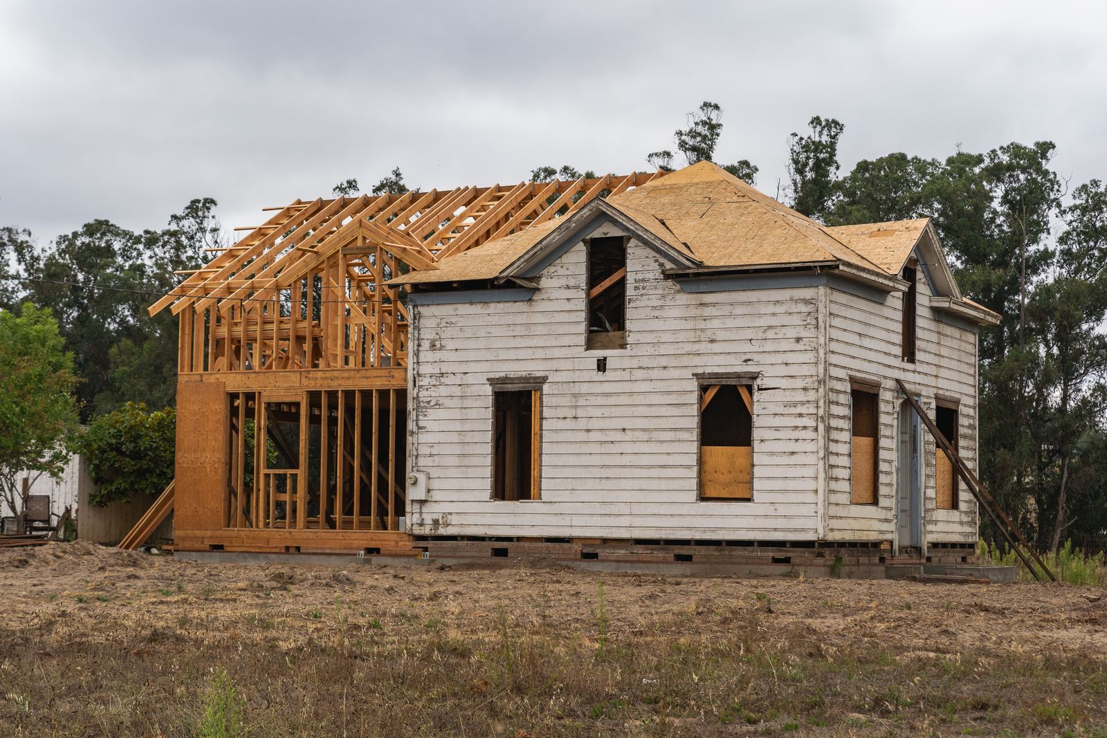 Maison en cours de reconstruction avec une ossature en bois