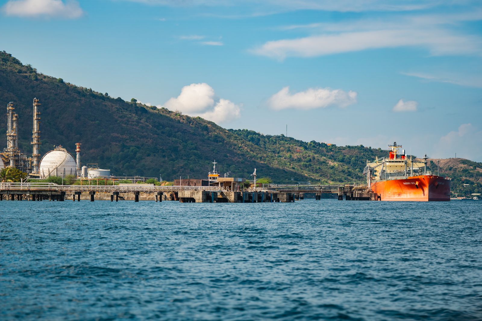 Petrolier a quai devant une raffinerie