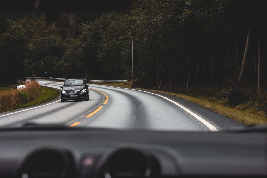 Voiture roulant sur une route de campagne sinueuse