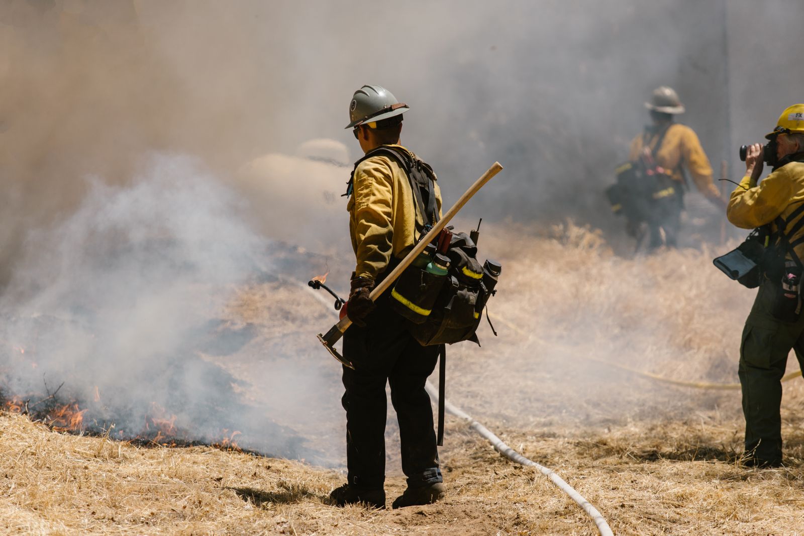 Sapeurs-pompiers luttant contre un feu de forêt dans la fumée