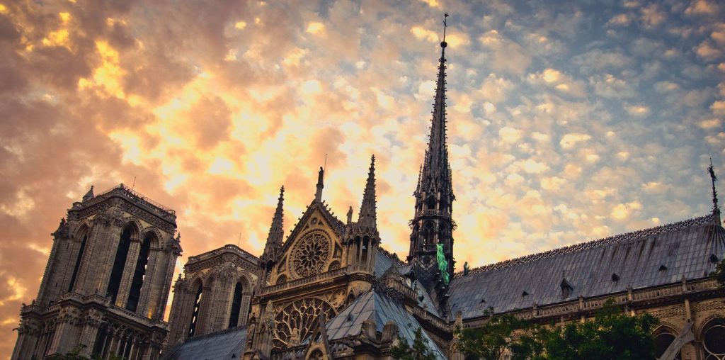 La cathédrale Notre-Dame de Paris au coucher du soleil
