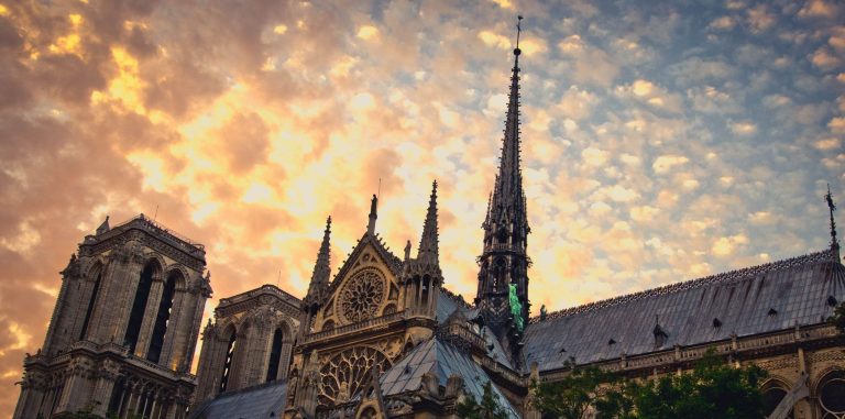 La cathédrale Notre-Dame de Paris au coucher du soleil