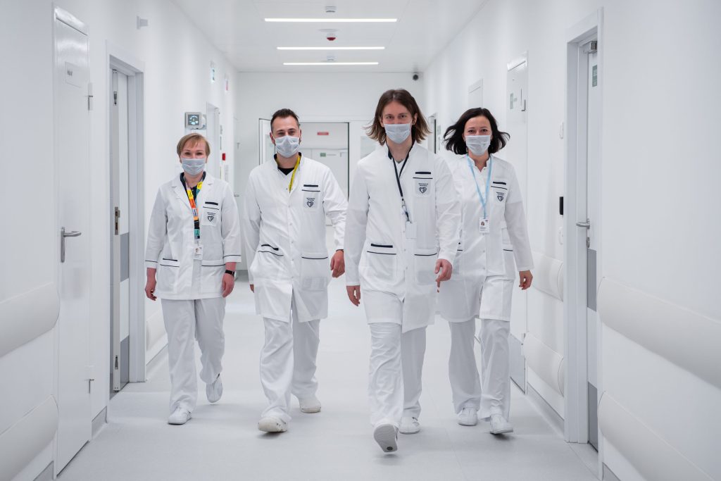 Personnel hospitalier dans un couloir, photo d'illustration