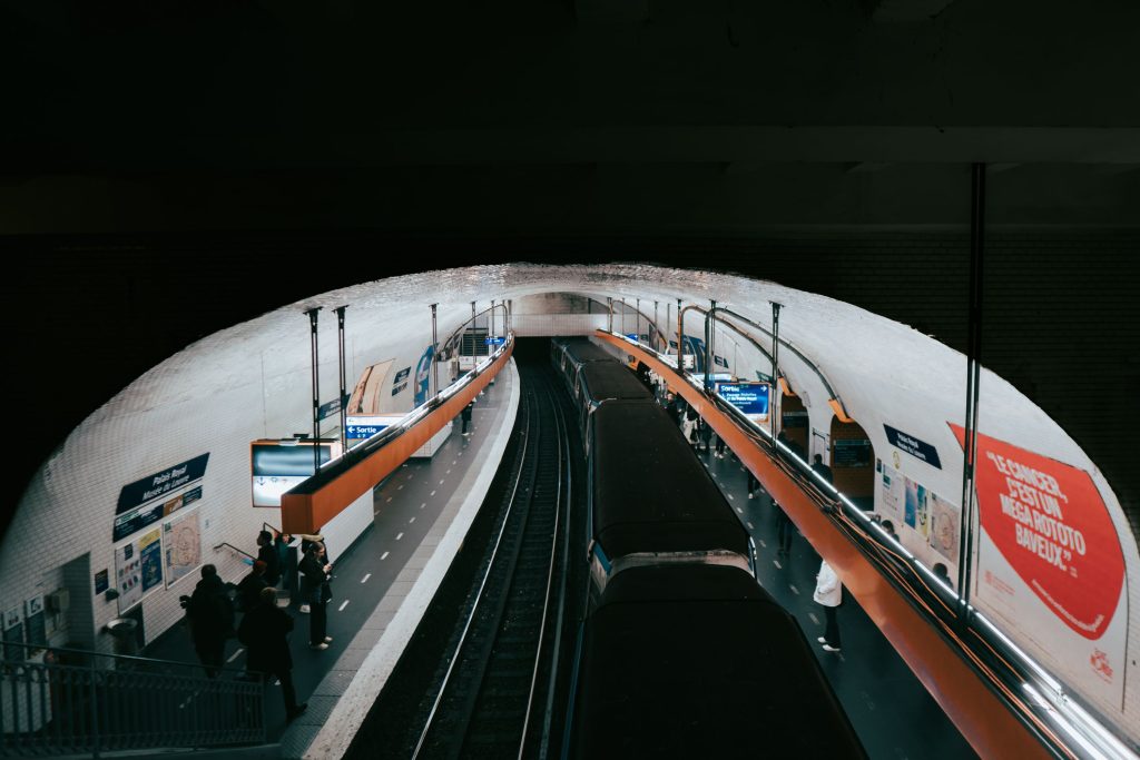 Station de métro parisienne avec voyageurs