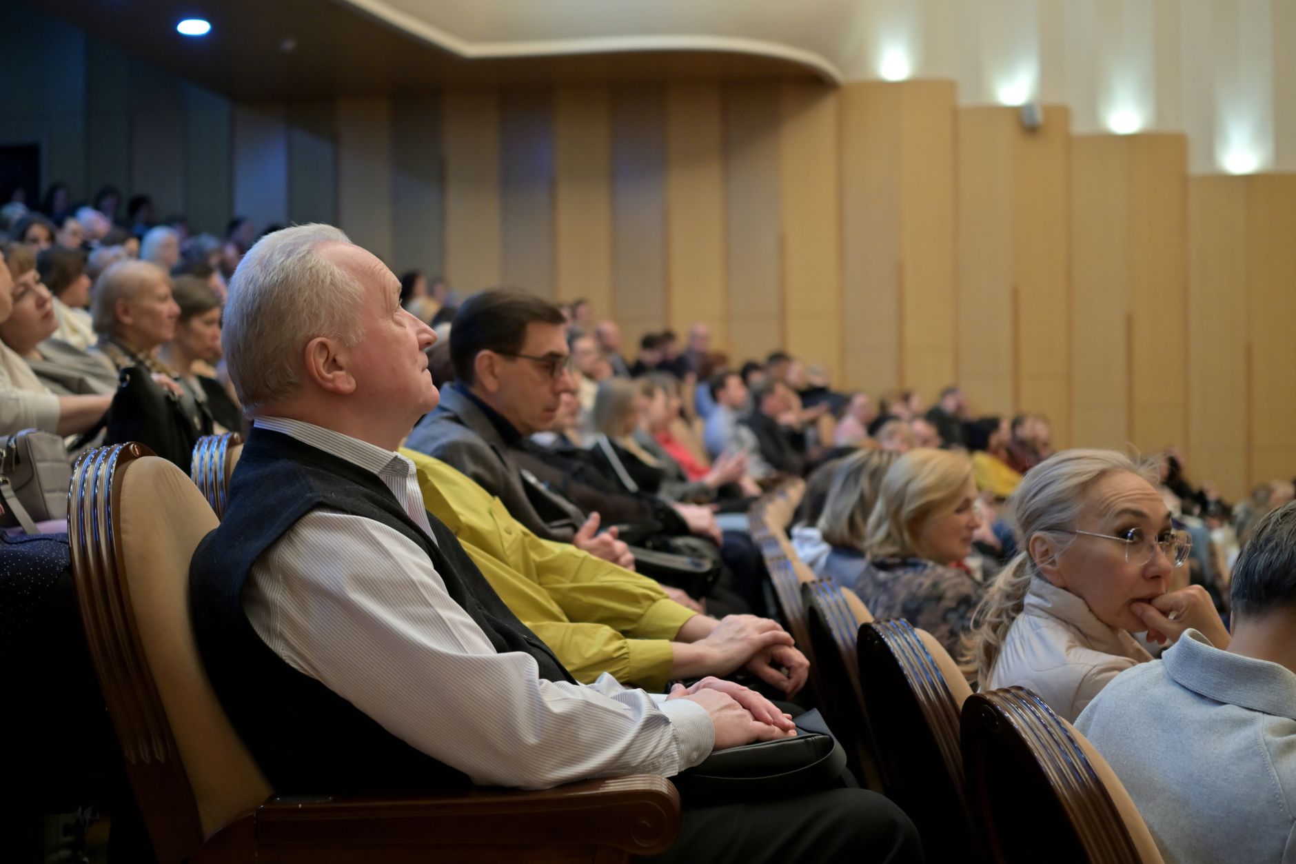 Public attentif dans un auditorium de conférence, illustration d'une intervention internationale