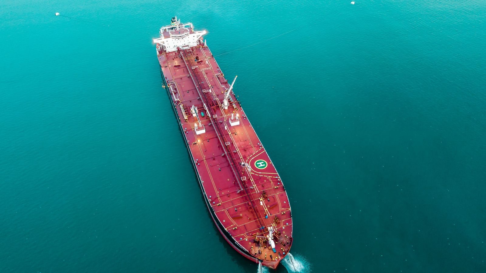 Vue aérienne d'un pétrolier naviguant en pleine mer