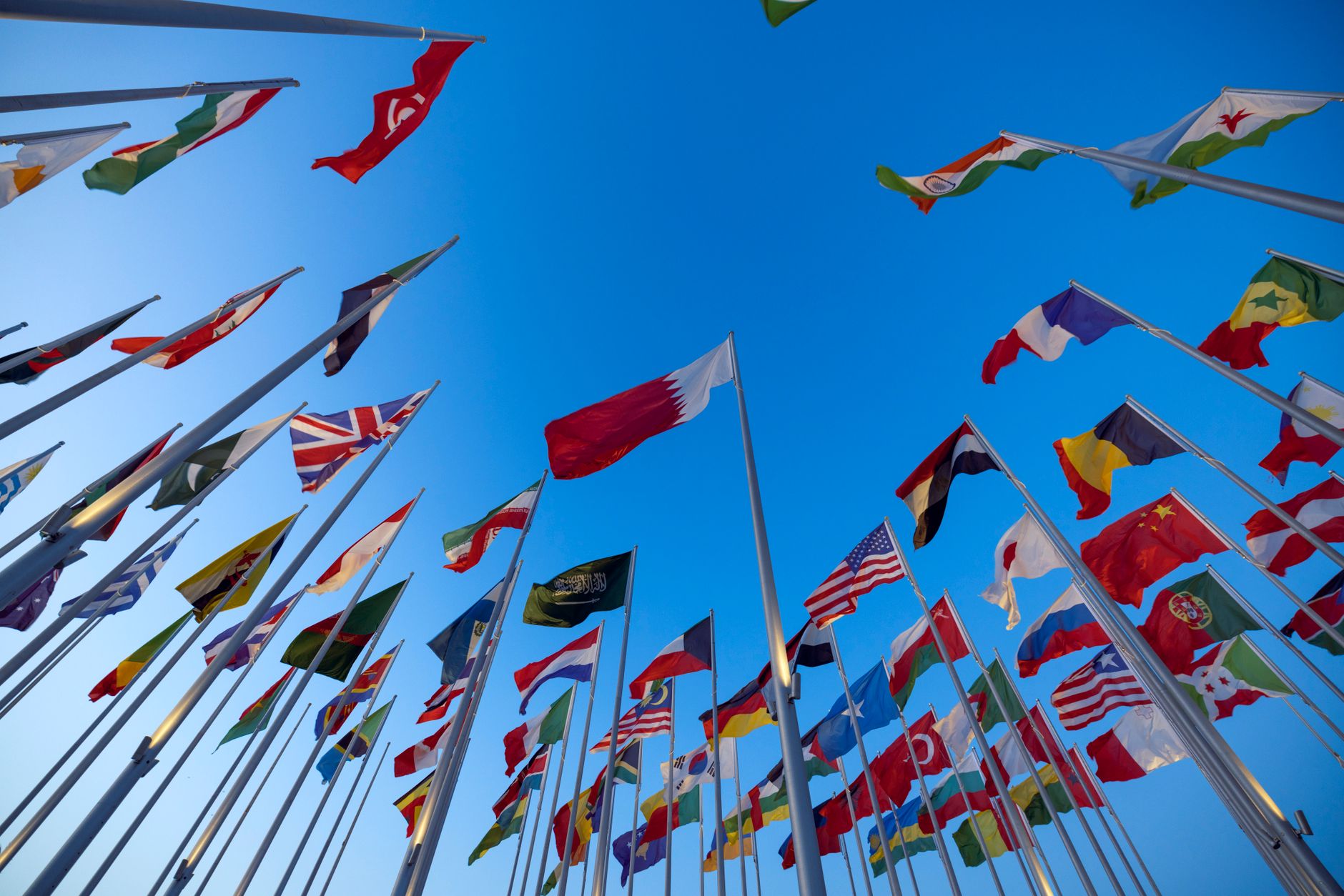 Drapeaux internationaux flottant sous un ciel dégagé
