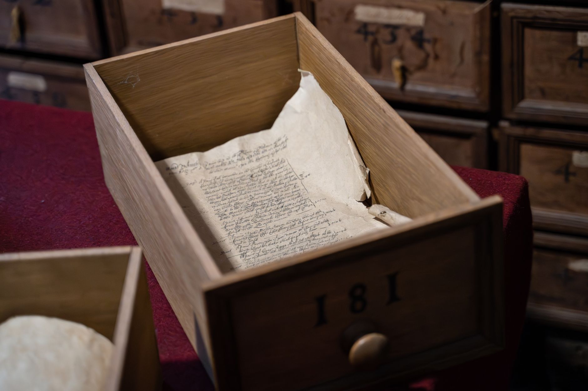 Rayonnages d'archives et de manuscrits anciens dans une bibliothèque