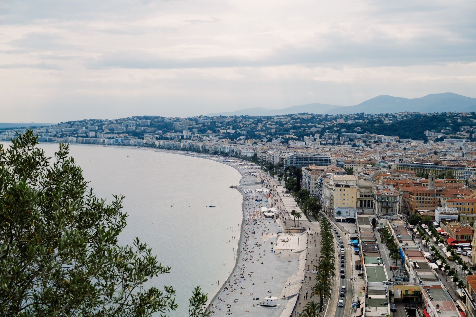 Vue aerienne de Nice et du littoral des Alpes-Maritimes