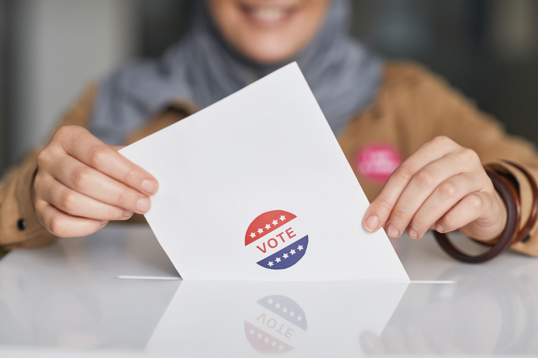 Un grand electeur glisse son bulletin dans lurne