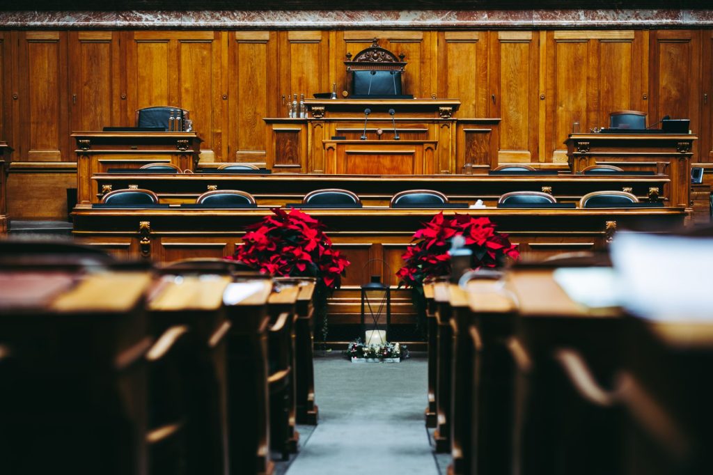 Salle d'audience boisée d'un tribunal