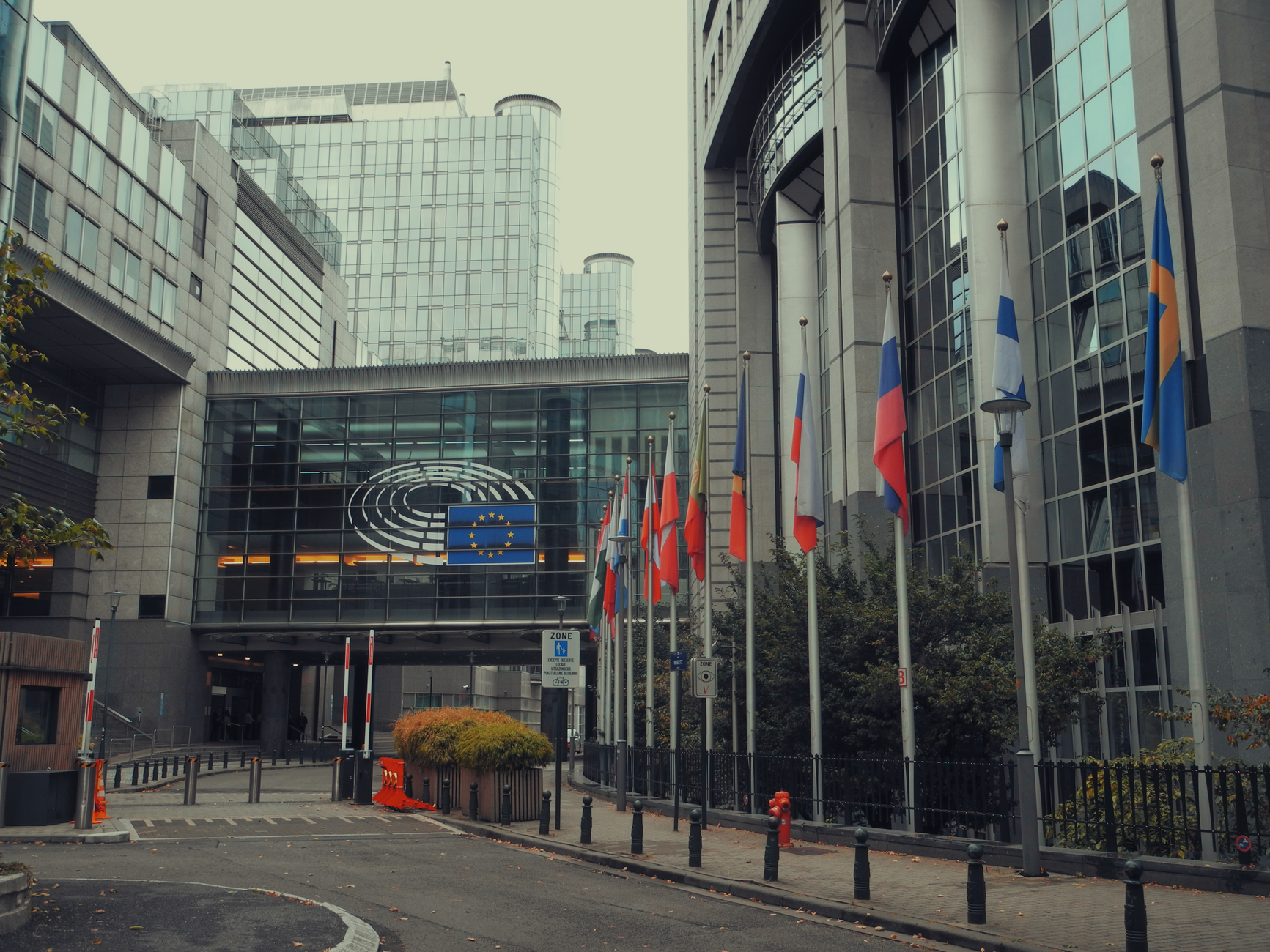 Bâtiment du Parlement européen et drapeaux de l'Union européenne