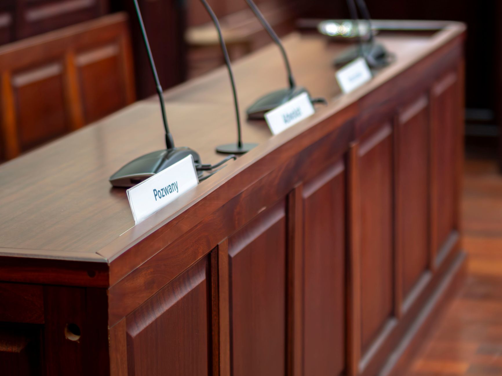 Pupitre de tribunal avec micros et plaques nominatives