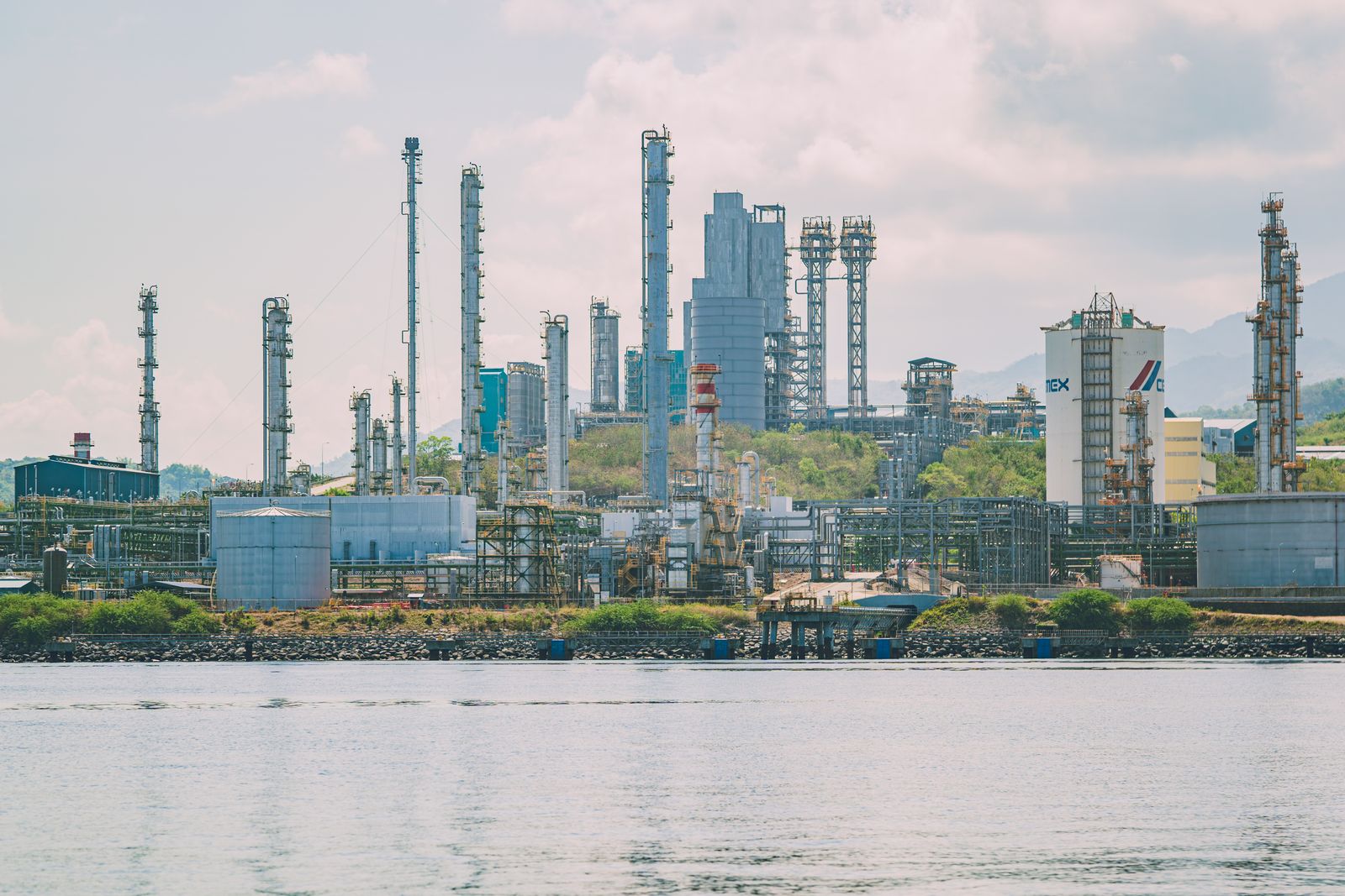 Complexe de raffinage pétrolier en bord de mer