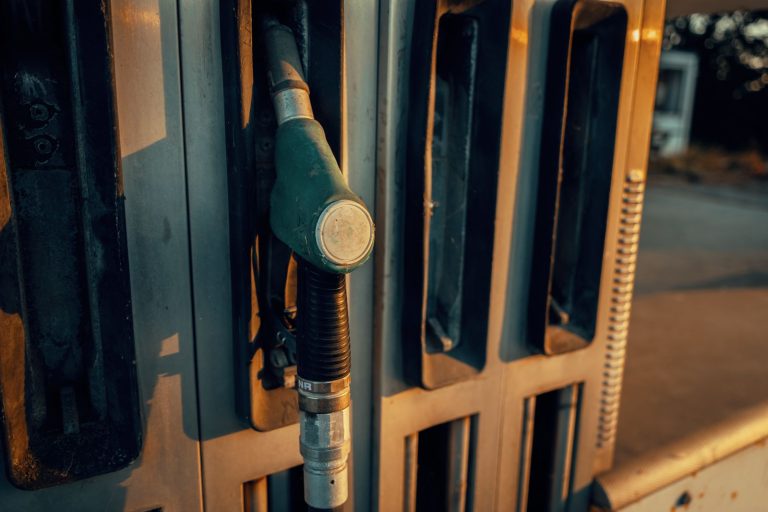 Pistolet de distribution de carburant dans une station-service au coucher du soleil