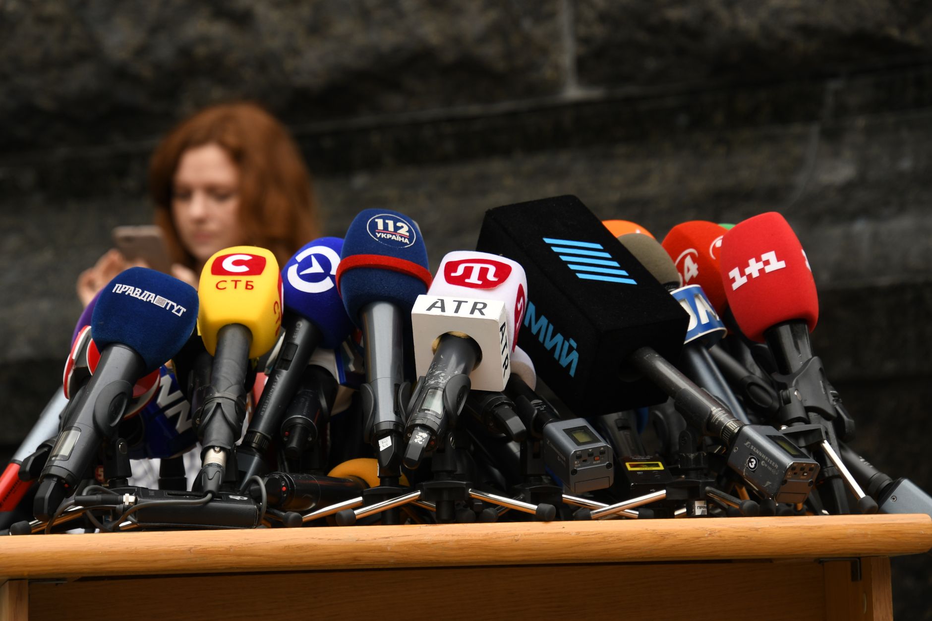 Micros alignés lors d'une conférence de presse