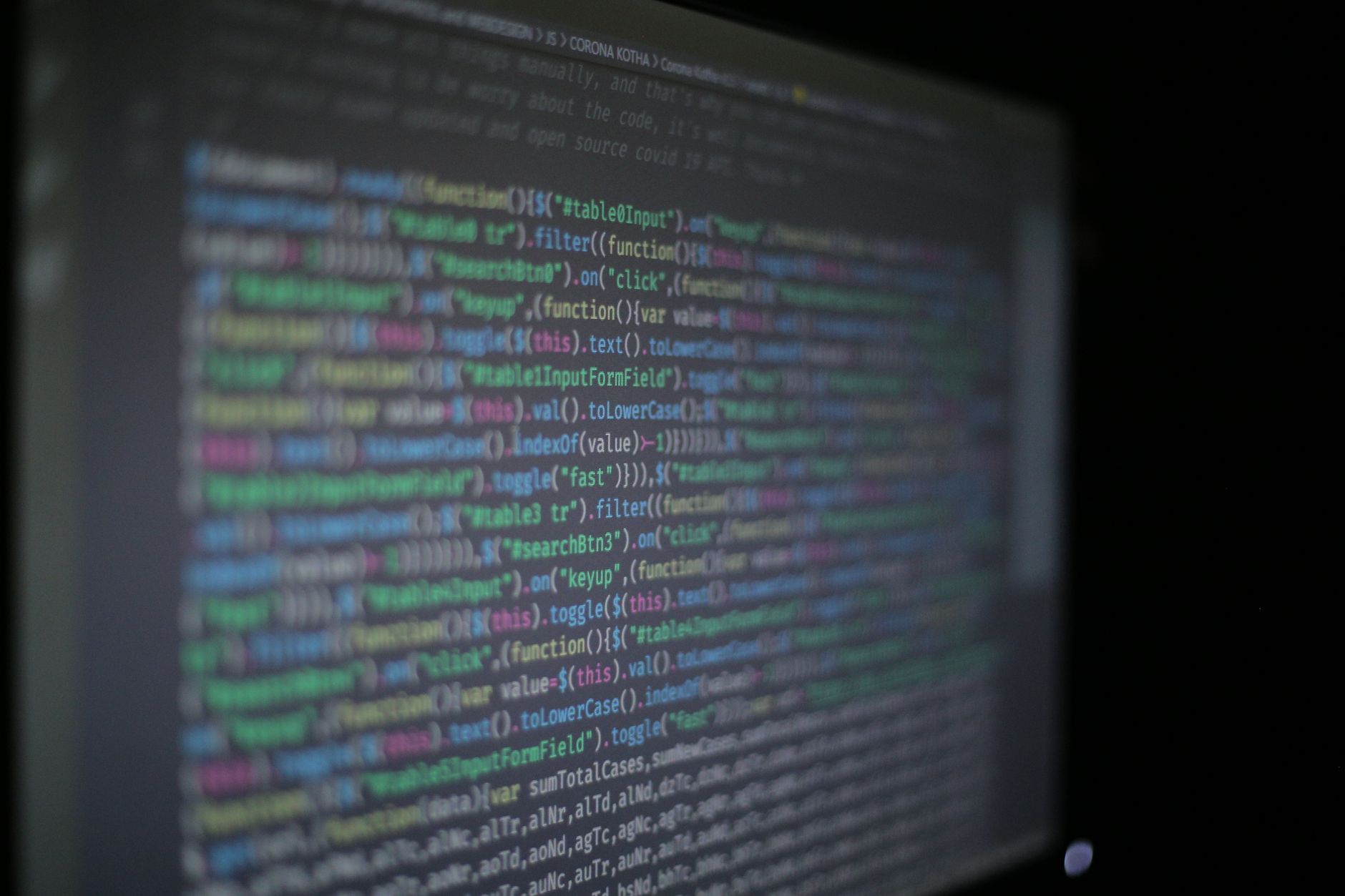 Code informatique sur un écran, symbole de la cyberattaque